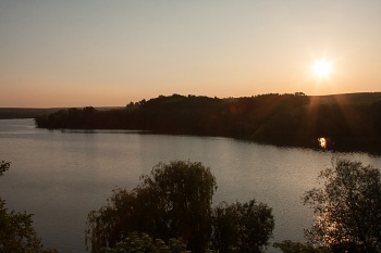 Východ slunce nad rybníkem Velký Bílovec.